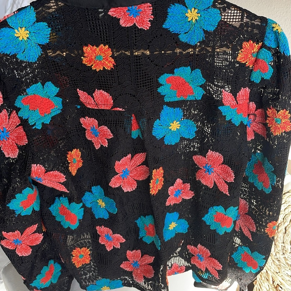This shirt is very different from the common shirts . - Picture 4 of 10